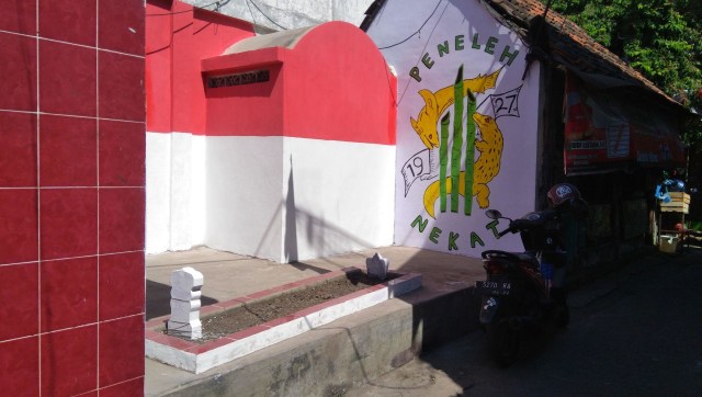 Penampakan makam di halaman depan Masjid Jami' Peneleh Surabaya. Foto : Masruroh/Basra