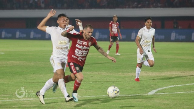 Aksi Paulo Sergio, pemain Bali United, di laga lawan PSS. Foto: Dok. PT LIB