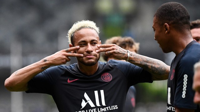 Neymar merayakan keberhasilan PSG menjadi juara Trophee des Champions. Foto: AFP/Franck Fife