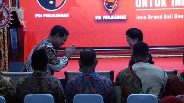 Prabowo Subianto bersalaman dengan Ketua Umum PDIP Megawati Soekarnoputri saat Kongres V PDIP, di Bali, Kamis (8/8). Foto: Jamal Ramadhan/kumparan
