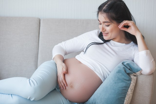 Ilustrasi ibu hamil sedang membangun bonding dengan bayi di dalam kandungan. Foto: Shutterstock