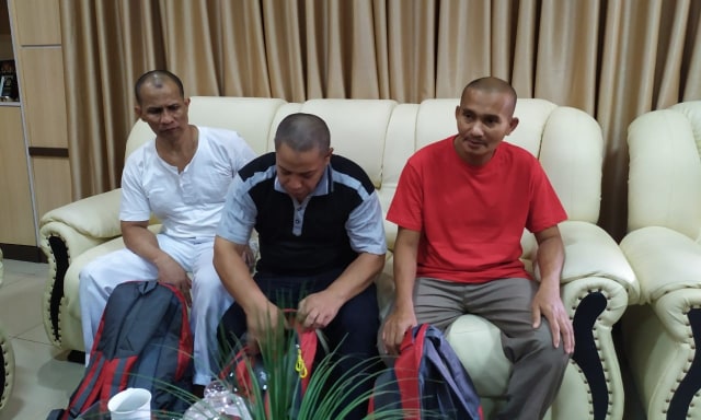 Tiga warga Aceh yang dipulangkan setelah mendapat pengampunan usai divonis hukuman mati di Malaysia saat tiba di Kantor Dinas Sosial Aceh, Kamis (8/8). Foto: Habil/ acehkini