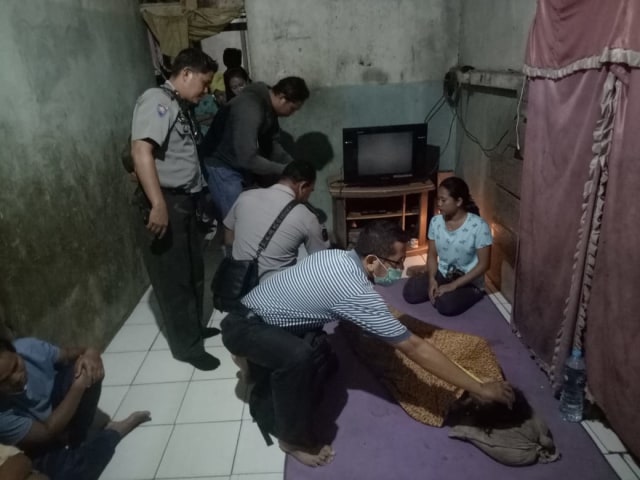 Polisi melakukan investigasi terhadap jenazah TEK, yang meninggal usai dianiaya oleh suaminya. Foto: Dok Polres Sanggau 