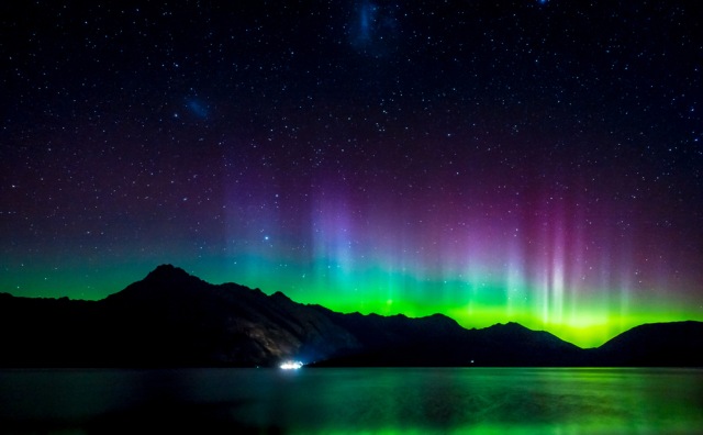 Aurora Australis di sekitar kawasan Lake Wakatipu, Selandia Baru