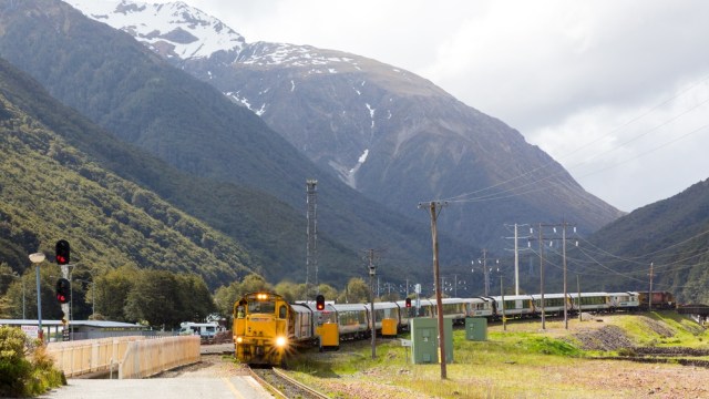 TranzAlpine tiba di Arthur’s Pass National Park, Selandia Baru