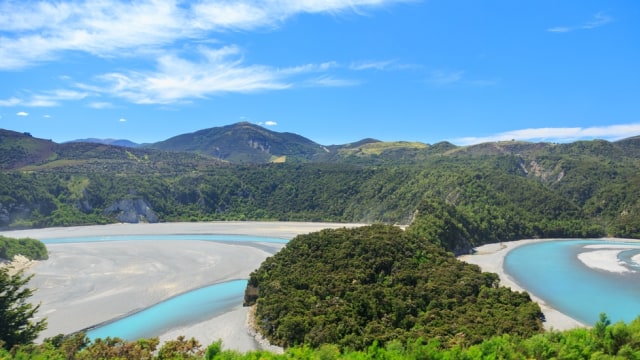 Pemandangan sungai Waimakariri dilihat dari jendela TranzAlpine di Selandia Baru