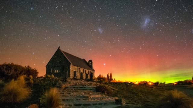 Church of The Good Shepherd di tengah aurora Australis