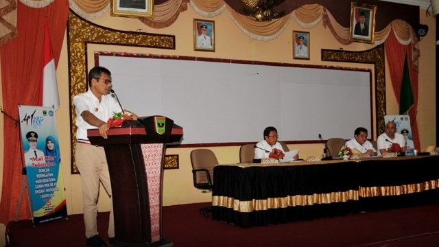 Irwan Prayitno, Gubernur Sumbar saat memimpin rapat evaluasi pembangunan semester satu, tahun anggaran 2019 di Auditorium Gubernur (Foto: Humas Pemprov Sumbar)