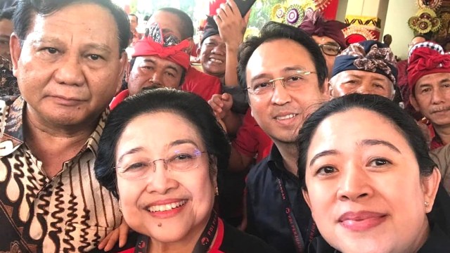 Prabowo Subianto (kiri), Megawati Soekarnoputri (kedua dari kiri) dan Puan Maharani (kanan) saat berfoto bersama di Kongres PDIP V di Bali. Foto: Instagram/puanmaharaniri