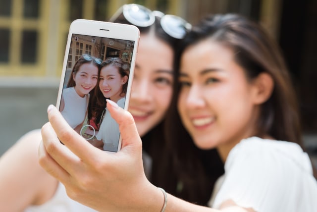 com-Ilustrasi selfie di smartphone Foto: Shutterstock