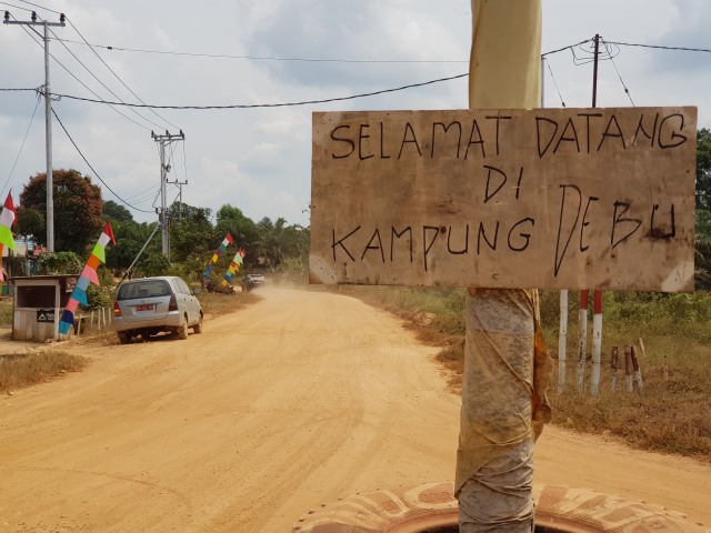 Papan Plang Selamat Datang di Kampung Debu. (Foto: Joko Hardyono)