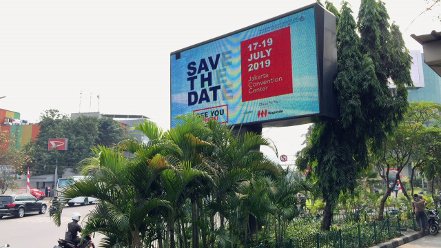Sebuah papan iklan di perempatan Stasiun Senen. Foto: Andesta Herli Wijaya/kumparan
