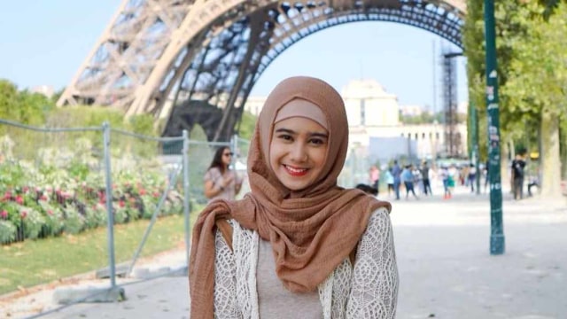 Tissa Biani berhijab saat liburan ke Paris. Foto: Instagram @tissabiani