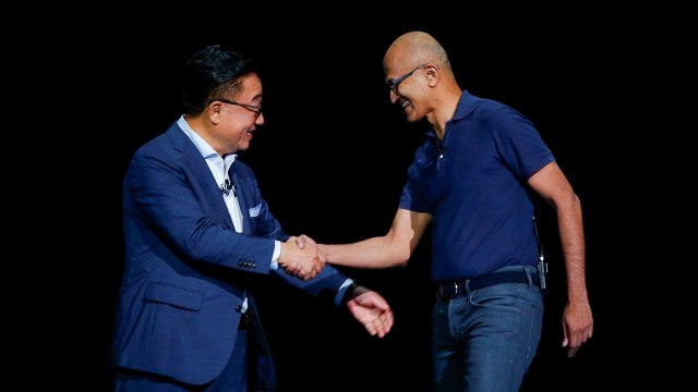 CEO Samsung, DJ Koh, bersama CEO Microsoft, Satya Nadella, di New York, Rabu (7/8). Foto: Eduardo Munoz/Reuters