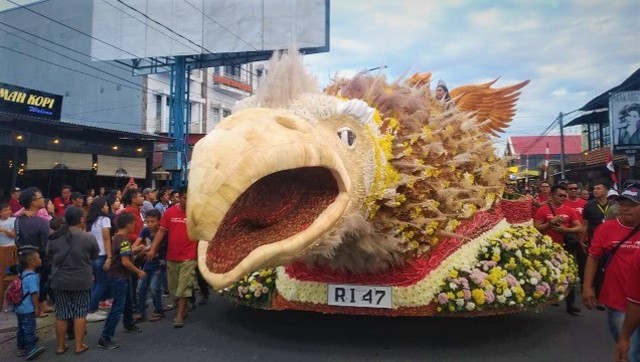 Kendaraan hias yang dibuat dari bunga berbentuk Burung Garuda yang merupakan simbol negara (foto: marcelino)