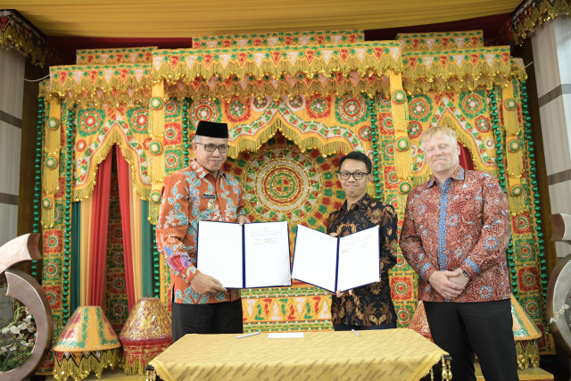 Nova Iriansyah (kiri) usai menandatangani kerja sama dengen IDH Indonesia. Foto: Humas Aceh