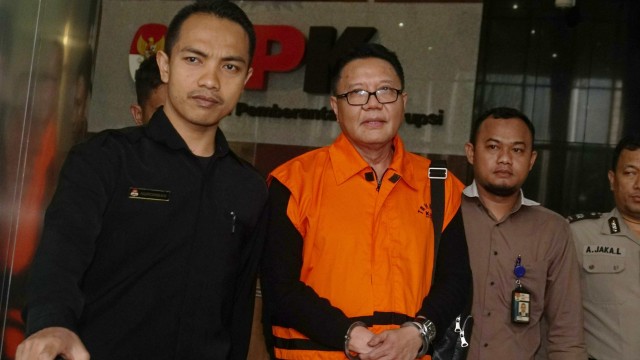 Nyoman Dhamantra (kedua kiri) mengenakan rompi tahanan KPK seusai menjalani pemeriksaan di Gedung KPK, Jakarta. Foto: Nugroho Sejati/kumparan