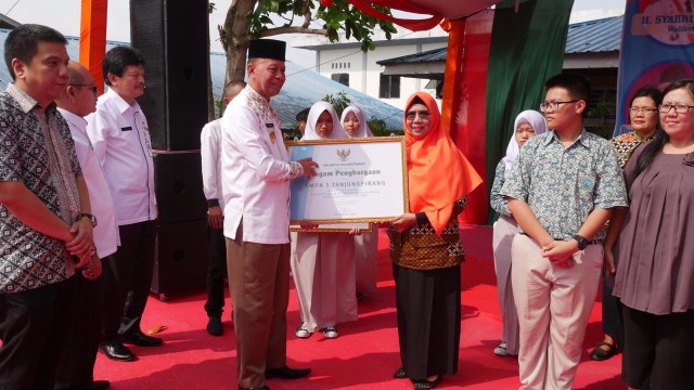 Penandatanganan MoU oleh Walikota Tanjungpinang Syahrul, Kepala Dinas Pendidikan, Kepala Dinas Lingkungan Hidup, dan Kepala Sekolah SMPN 5 Tanjungpinang.