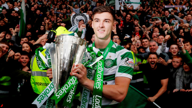 Kieran Tierney kala merayakan gelar juara Celtic FC. Foto: Reuters/Lee Smith/File Photo