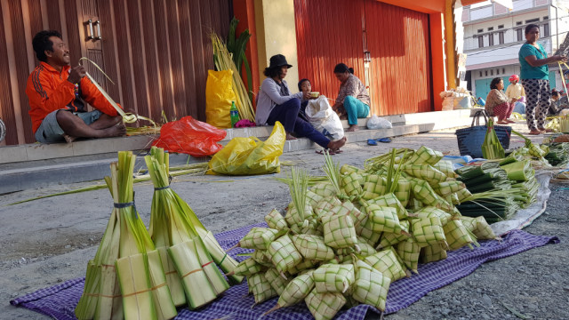 Dagangan kulit Ketupat jelang Hari Raya Idul Adha 1440 H, di Pasar Inpres Manonda Palu Barat, Kota Palu, Sulawesi Tengah, Jumat (9/8). Foto: PaluPoso