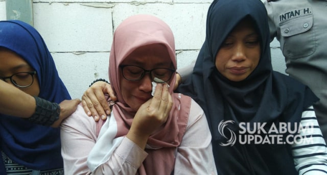 Ibu Amelia, Siti Masriah (40) tak kuat menahan tangis saat berada di TKP pertama rekonstruksi pembunuhan Amelia, Jalan Baru Sukaraja, Jumat (9/8/2019). | Sumber Foto:Oksa BC