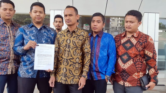 Mulkan Let-Let (tengah) dari LKBHRI mendaftarkan gugatan class action terhadap Dirut PLN dan Menteri BUMN ke PN Jakarta Selatan, Jumat (9/8). Foto: Maulana Ramadhan/kumparan