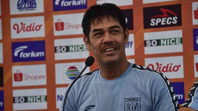 Senyum dari Nilmaizar saat jadi pelatih Persela Lamongan. Foto: Dok. Media Persib