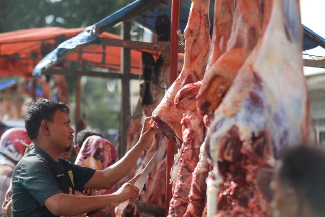 Penjual daging untuk meugang Idul Adha di Banda Aceh. Foto: Suparta/acehkini