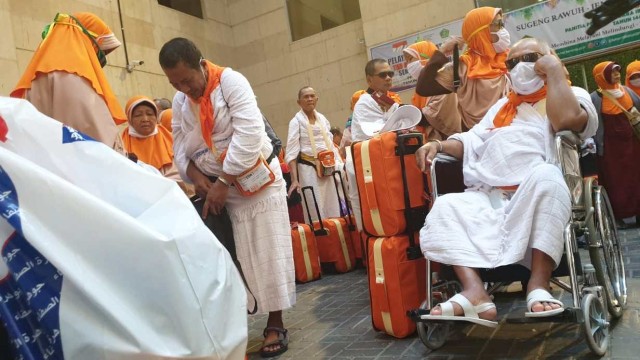 Jemaah haji Indonesia bersiap melaksanakan ibadah tarwiyah ke Mina. Foto: Denny Armandhanu/kumparan