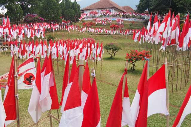 Perayaan hari kemerdekaan RI tahun ini akan diramaikan dengan pemasangan ribuan Bendera Merah Putih di halaman Gedung Naskah Linggarjati, Kabupaten Kuningan, Jawa Barat. (Andry)