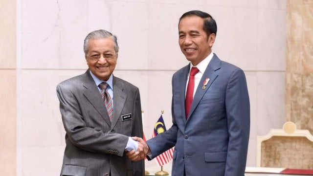Presiden Joko Widodo (kanan) berjabat tangan dengan Perdana Menteri Malaysia Mahathir Mohamad di Dataran Perdana, Putrajaya, Malaysia. Foto: Dok. BPMI Setpres/Muchlis Jr
