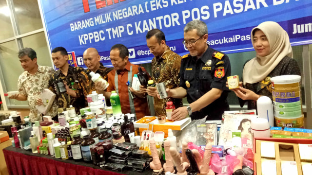 Pemusnahan sex toys hingga senjata ilegal oleh Kantor Pengawasan dan Pelayanan Bea Cukai Pasar Baru, Jakarta. Foto: Resya Firmansyah/kumparan