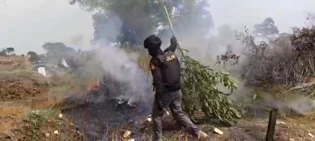Personel tim Merpati Polres Singkawang berusaha memadamkan api di Pemakaman Manggis, Singkawang. Foto: Dok Polres Singkawang