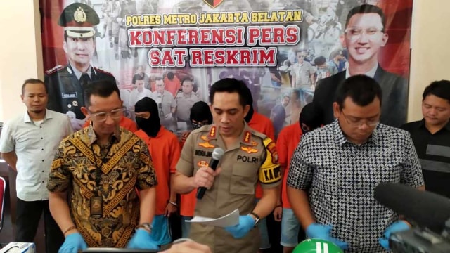 Kapolres Metro Jakarta Selatan, Kombes Indra Jafar (tengah) saat rilis kasus penyerangan kafe di Tebet. Foto: Maulana Ramadhan/kumparan