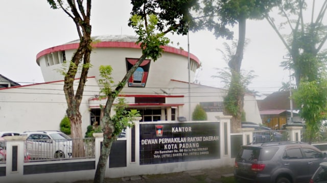 Kantor DPRD Kota Padang tampak dari depan (Foto: Ist)