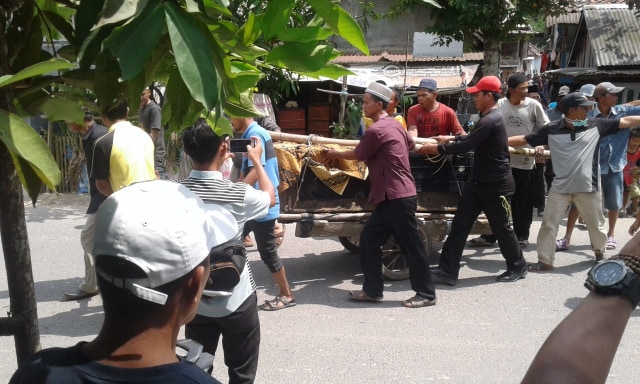 Warga setempat saat melakukan pemindahan makam milik almarhumah Maimunah (Foto: istimewa) 
