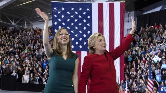 Hillary Clinton (kanan) dan Chelsea Clinton. Foto: AFP/BRENDAN SMIALOWSKI