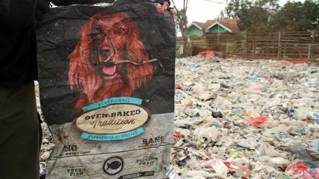 Warga memperlihatkan salah satu sampah plastik impor di Tempat Pembuangan Akhir (TPA) Burangkeng, Kabupaten Bekasi, Jawa Barat, Jumat (9/8). Foto: ANTARA FOTO/Risky Andrianto