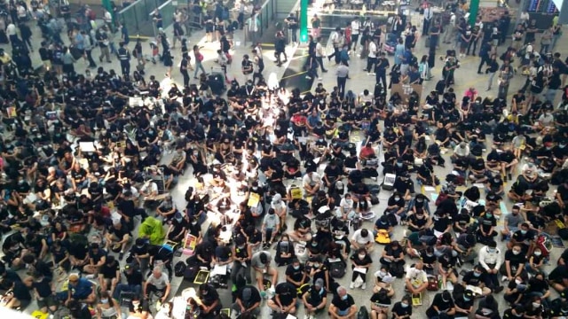Para pendemo duduk tertib, dengan yel-yel Gayau yg artinya semangat di Bandar Udara Hong Kong. Foto: Dok. KJRI Hong Kong
