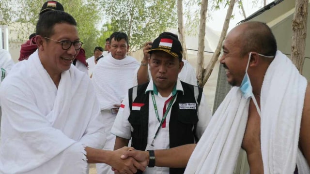 Menag Lukman Hakim (kiri) menyapa jemaah saat meninjau tenda jemaah di Maktab 75 Arafah. Foto: Media Center Haji/Darmawan