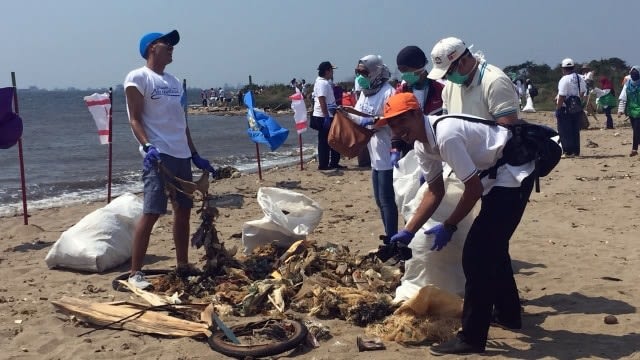 Kegiatan bersih-bersih pantai akan menjadi salah satu agenda dalam Program Indonesia Menghadap Laut 2.0 (foto: dokumentasi)