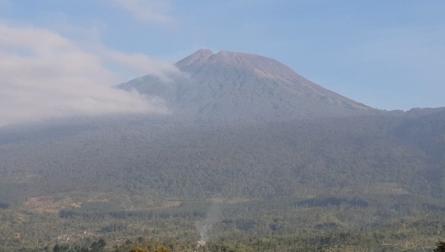 Gunung Slamet berstatus Waspada, Jumat (9/8). (Foto: Irsyam Faiz)