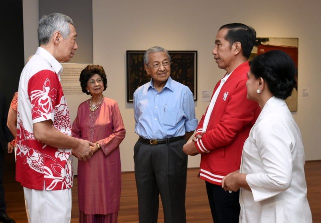 PM Singapura, Lee Hsien Loong, bersama PM Malaysia, Mahathir Mohamad, bersama Presiden Jokowi dan Ibu Negara Iriana Joko Widodo saat menghadiri Parade HUT Singapura Foto: BPMI Setpres/Muchlis Jr