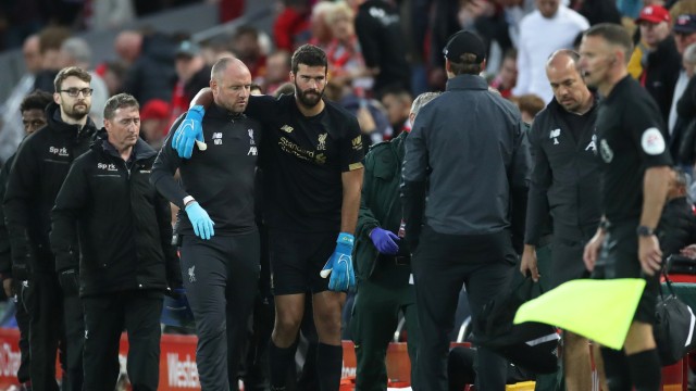 Alisson Becker cedera di laga perdana Premier League 2019/20. Foto: Reuters/Carl Recine