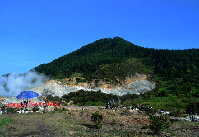Kawah Sikidang yang berada di Dataran Tinggi Dieng, Wonosobo, Jawa Tengah, menjadi daya tarik wisatawan karena kawahnya yang eksotis. (Foto: Jamal Mahfudz)