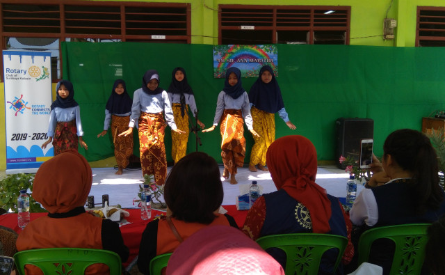 Siswa-siswi SD Ana Maritim menampilkan tarian dalam acara pemberian obat cacing yang dilakukan Rotary Surabaya Kaliasin. Foto-foto : Masruroh/Basra4