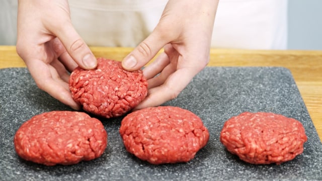 ilustrasi membuat daging burger Foto: Shutterstock