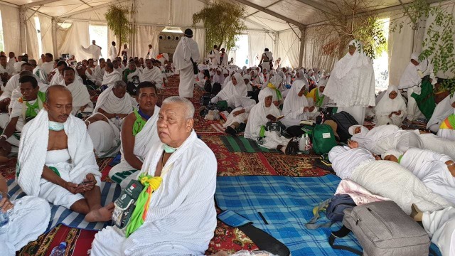 Jemaaah haji Indonesia melaksanakan Wukuf di Padang Arafah. Foto: Denny Armandhanu/kumparan