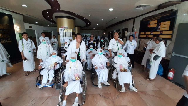 Jemaah haji Indonesia yang sakit menjalani safari wukuf. Foto: Media Center Haji/Anggoro