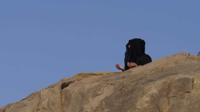 Berdoa di atas Bukit Jabal Rahmah yang diyakini menjadi tempat Adam dan Hawa bertemu. Foto: Darmawan/Media Center Haji